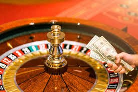Pemain menikmati berbagai jenis slot dan hiburan virtual di platform dengan kualitas tinggi